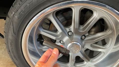 how do you bust a nut|Locking wheel nuts explained: types, removal and lost keys.